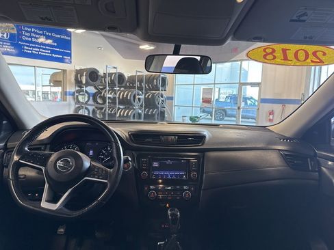 Used 2018 Nissan Rogue SV image 9