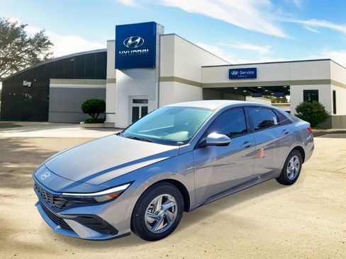 Used 2025 Hyundai Elantra SE image 2