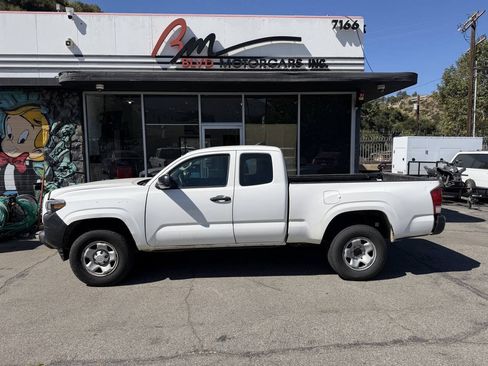Used 2017 Toyota Tacoma SR RWD image 3