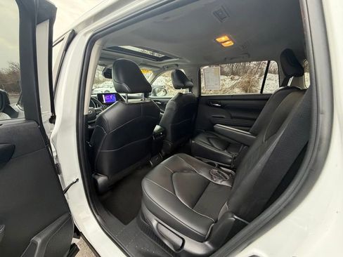 Used 2023 Toyota Highlander XLE image 22