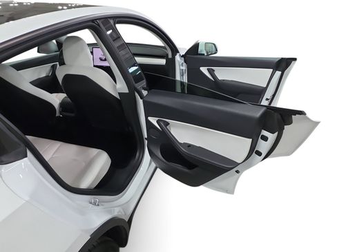 Certified 2022 Tesla Model Y Long Range AWD/4WD image 12
