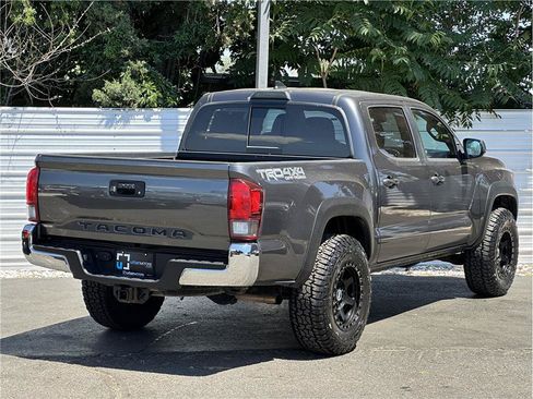 Used 2019 Toyota Tacoma TRD Off-Road AWD/4WD image 10