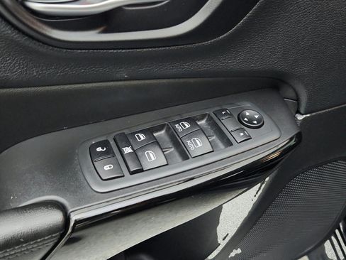 Used 2021 Jeep Cherokee Latitude Plus FWD image 23