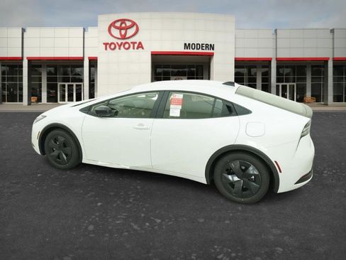 New 2026 Toyota Prius SE image 3