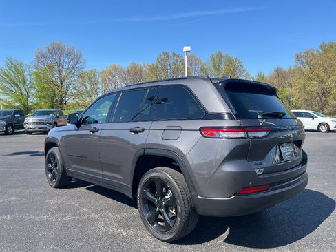 Used 2023 Jeep Grand Cherokee Altitude image 5