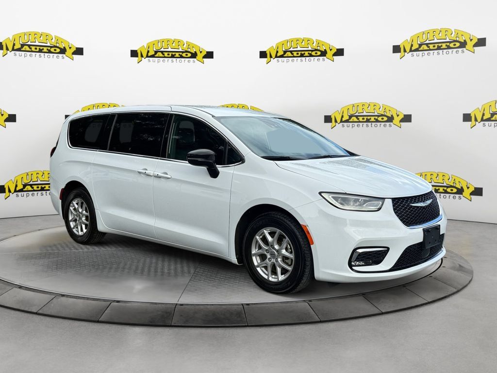 Used 2025 Chrysler Pacifica Select FWD image 7
