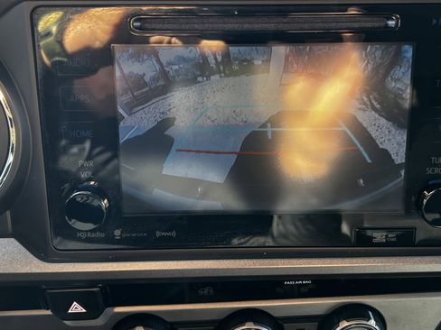 Used 2018 Toyota Tacoma TRD Sport w/ Technology Package image 31