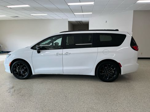 Used 2025 Chrysler Pacifica Limited FWD image 10