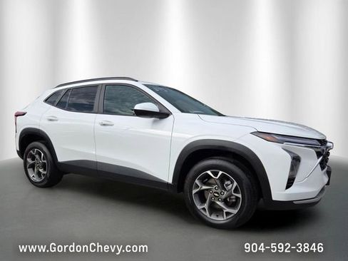 Certified 2025 Chevrolet Trax LT w/ LT Convenience Package FWD image 8