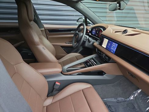 Certified 2025 Porsche Macan Electric image 18