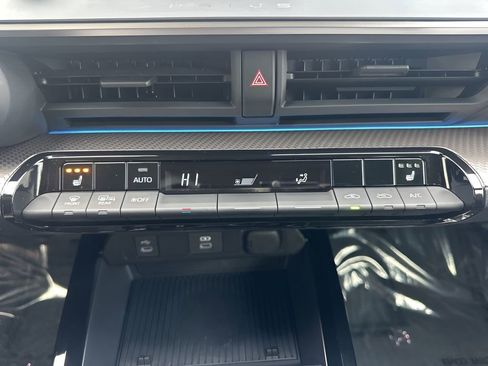 Used 2025 Toyota Prius XLE image 18