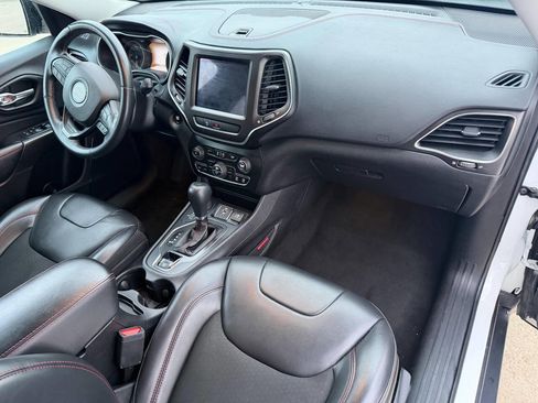 Used 2020 Jeep Cherokee Trailhawk image 19