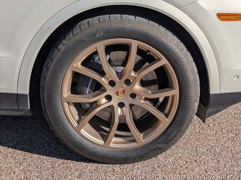 Used 2024 Porsche Cayenne image 10