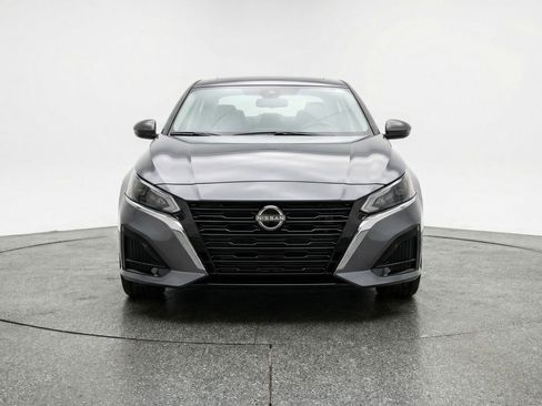 Used 2025 Nissan Altima 2.5 SV FWD image 2