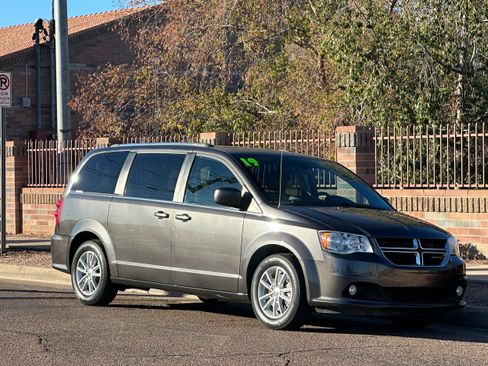 Used 2019 Dodge Grand Caravan SXT image 8