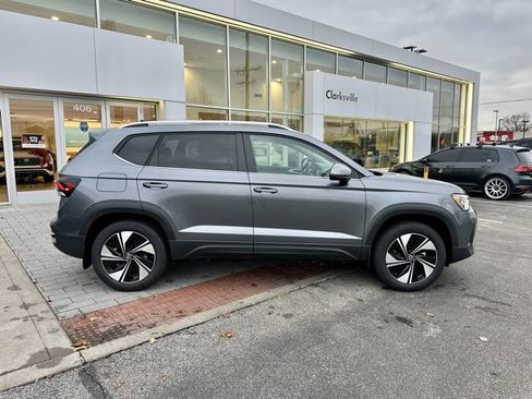 New 2026 Volkswagen Taos SE image 8