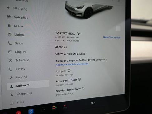 Used 2022 Tesla Model Y Long Range image 18