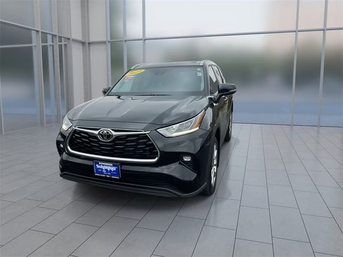 Used 2023 Toyota Highlander Limited image 4