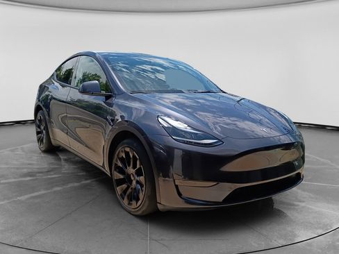 Used 2024 Tesla Model Y Long Range AWD/4WD image 3