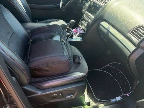 Used 2018 Ford Explorer XLT w/ Equipment Group 202A FWD image 4