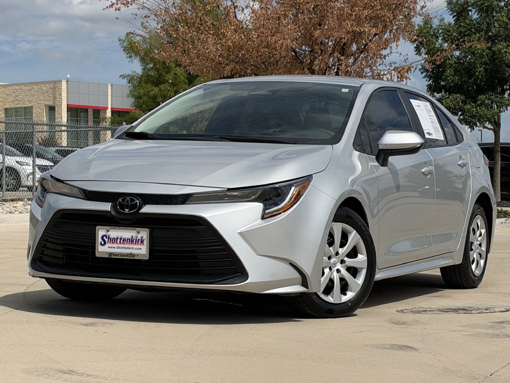 Used 2024 Toyota Corolla LE FWD image 2