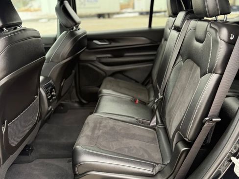 Used 2023 Jeep Grand Cherokee L Altitude image 17