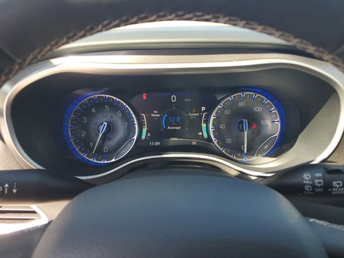 Used 2024 Chrysler Pacifica Touring-L image 21