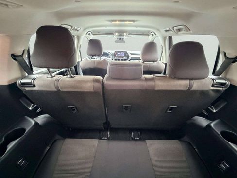 Used 2023 Toyota Highlander L FWD image 7