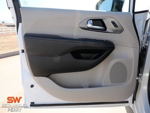 Used 2024 Chrysler Pacifica Touring-L image 12