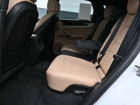 Certified 2025 Porsche Cayenne AWD/4WD image 17