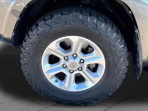 Used 2018 Toyota 4Runner SR5 Premium AWD/4WD image 11