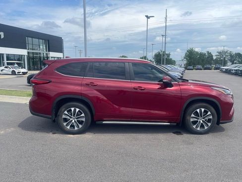 Used 2023 Toyota Highlander XLE FWD image 8