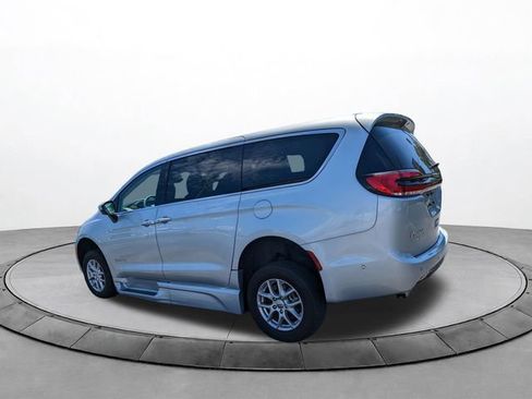 Used 2023 Chrysler Pacifica Touring-L FWD image 8