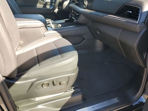 Used 2025 Chevrolet Suburban Z71 image 16