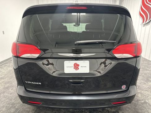 Used 2023 Chrysler Voyager LX w/ Fleet Security Group FWD image 7