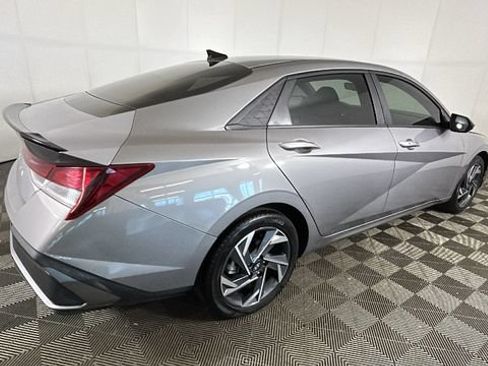 Used 2025 Hyundai Elantra Sport FWD image 2