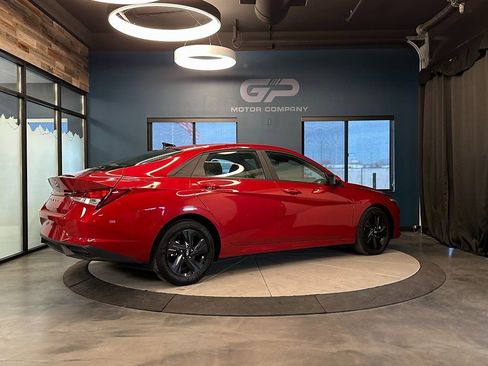 Used 2023 Hyundai Elantra SEL image 3