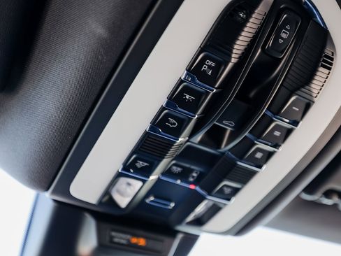 Certified 2025 Porsche Macan image 21