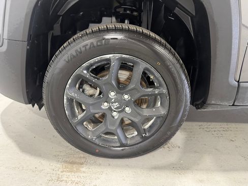 Used 2017 Jeep Renegade Latitude AWD/4WD image 9