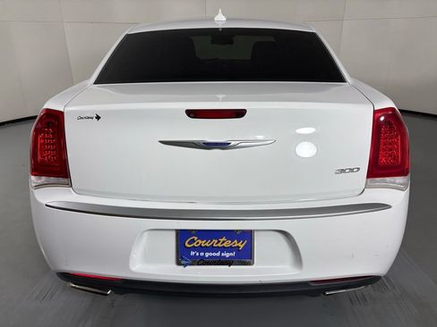 Used 2019 Chrysler 300 Touring w/ Chrome Appearance Package RWD image 7
