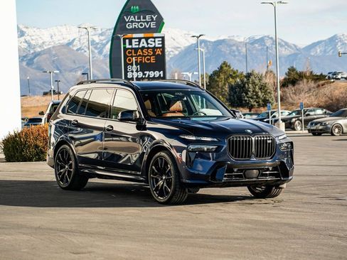 Used 2025 BMW X7 M60i image 3