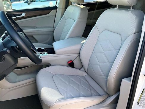 Certified 2026 Volkswagen Atlas SE w/ Black Wheel Package image 18