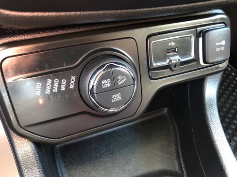 Used 2020 Jeep Renegade Trailhawk w/ Cold Weather Group image 28