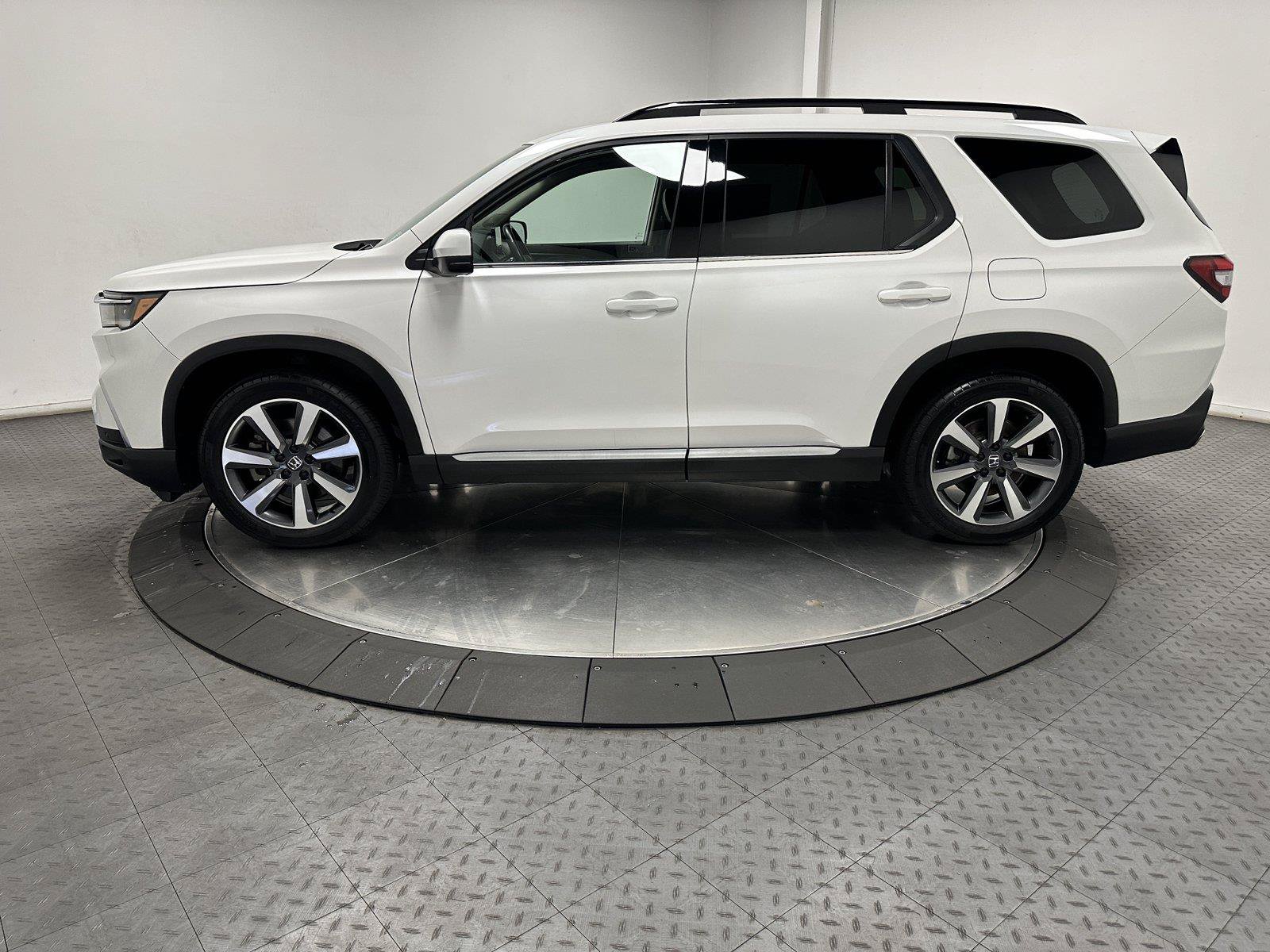 Used 2025 Honda Pilot Touring image 8