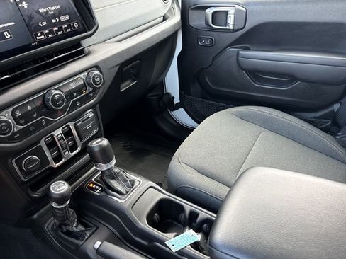 Used 2024 Jeep Wrangler Unlimited w/ Convenience Group AWD/4WD image 20