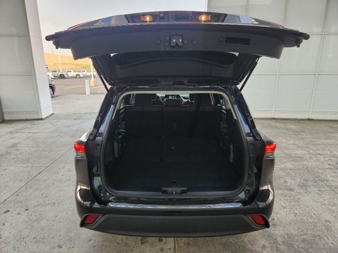 Used 2023 Toyota Highlander LE AWD/4WD image 7