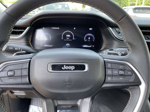 Used 2023 Jeep Grand Cherokee Laredo AWD/4WD image 14