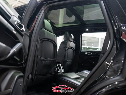 Used 2017 Porsche Cayenne Platinum Edition w/ Premium Package (PJV) image 21