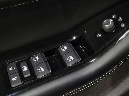 Used 2022 Jeep Grand Cherokee Overland w/ Luxury Tech Group IV image 27