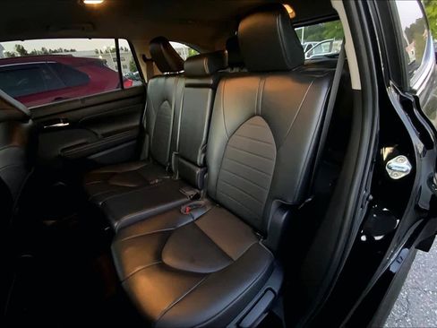 Used 2022 Toyota Highlander XLE AWD/4WD image 20